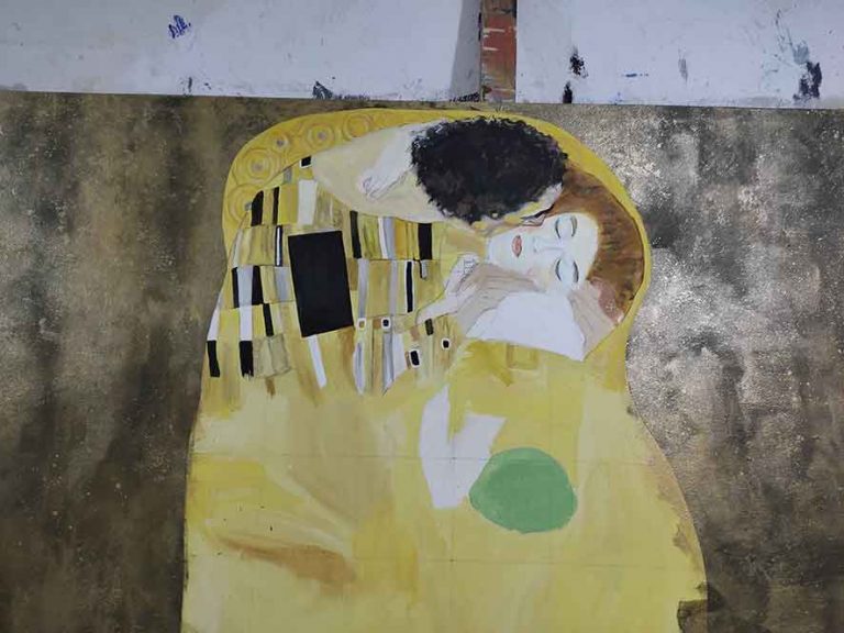 el beso el beso de Klimt parte del proceso de pintado en acrílico medida total del cuadro 100x100cm.