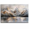 Cuadro de montañas rectangular moderno de 120x80 cm pintado a mano en acrílico. Presenta un paisaje contemporáneo en tonos gris, blanco, negro y dorado de un grupo de montañas que se reflejan sobre un lago, con un relieve táctil texturizado muy marcado, exhibido en la pared de una sala elegante.