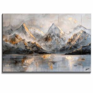 Cuadro de montañas rectangular moderno de 120x80 cm pintado a mano en acrílico. Presenta un paisaje contemporáneo en tonos gris, blanco, negro y dorado de un grupo de montañas que se reflejan sobre un lago, con un relieve táctil texturizado muy marcado, exhibido en la pared de una sala elegante.