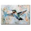 Cuadro moderno de 120x80 cm pintado a mano en acrílico para sala. Muestra un fondo abstracto en tonos azul, blanco y gris con un colibrí volando en colores blanco, azul, negro y ocre que tiene relieve y textura táctil.